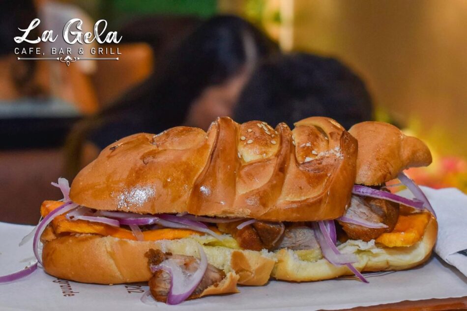 Un Clásico Peruano en La Gela: El Sabor Inigualable de un Buen Pan con Chicharrón